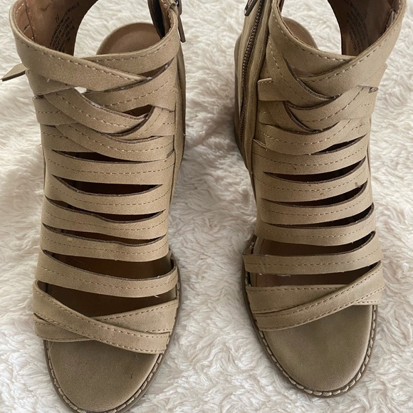 Heels - Picture 2 of 4